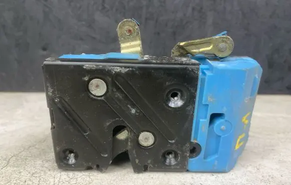 Volvo XC70 Front door lock 30663040