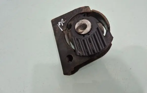 Toyota RAV 4 (XA30) Engine mount bracket