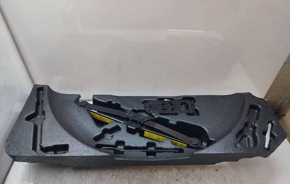 Mercedes-Benz ML W164 Tool set A1648992514