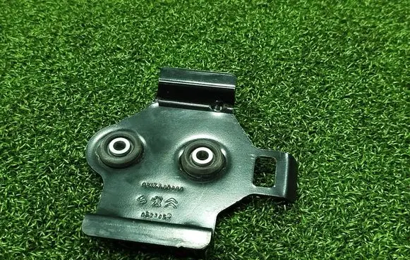 Peugeot 3008 II Other engine bay part 9844600980 052105R