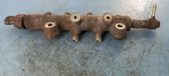 Fuel injector supply line/pipe