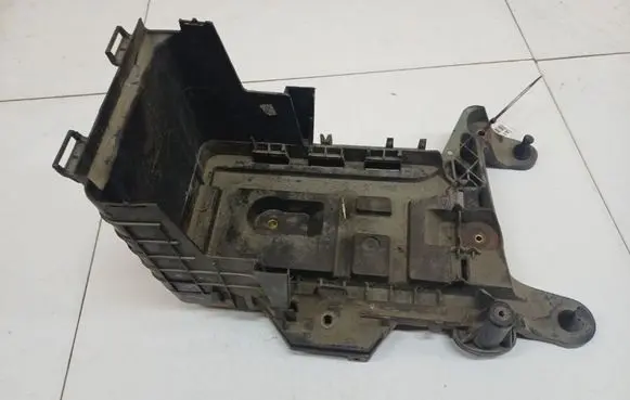 Volkswagen PASSAT B6 Battery box tray 1K0915333C