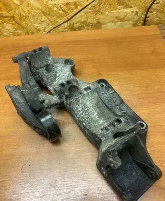 Volkswagen Golf V Generator/alternator bracket 045903143