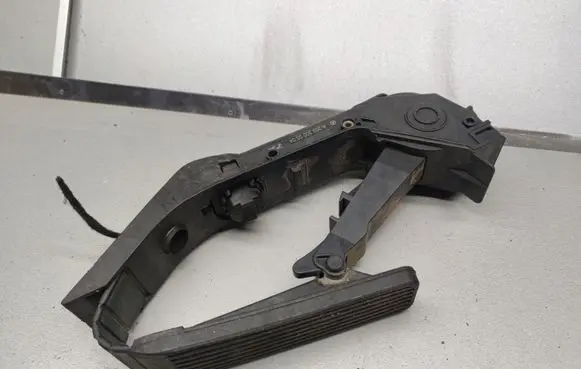 Mercedes-Benz C W203 Accelerator throttle pedal A2033000504