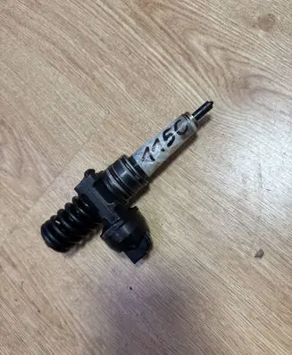 Volkswagen PASSAT B5.5 Fuel injector 038130073BA