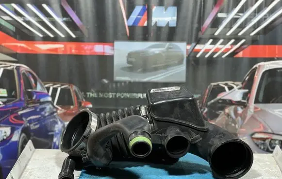 BMW 5 G30 G31 G38 Air intake hose/pipe 8571705