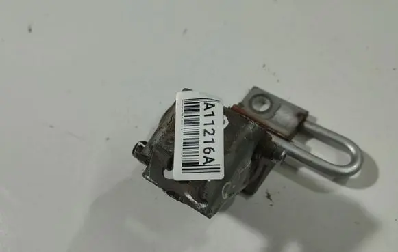 Volkswagen Polo IV 9N3 Rear door lower hinge 