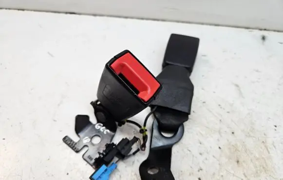 Middle seatbelt buckle (rear)