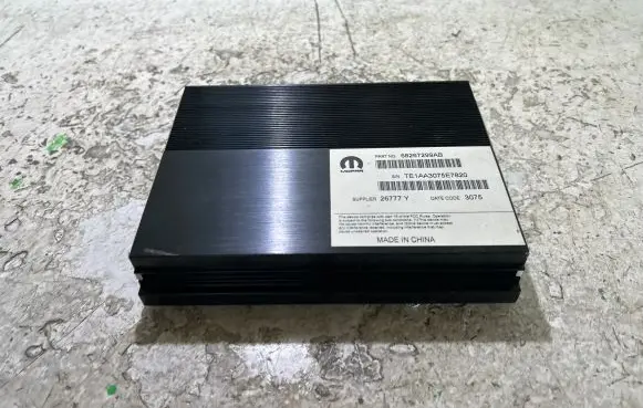 Dodge Challenger Sound amplifier 68267299AB 26777Y TE1AA3075E7820