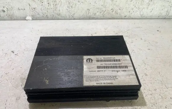 Dodge Challenger Sound amplifier 68425657AA 26777Y TE1AA1409E4557