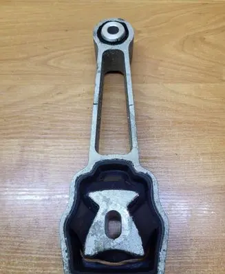 Volvo XC60 Engine mount bracket