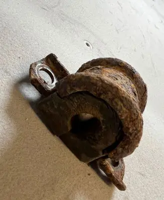 Jeep Cherokee XJ Sway bar bush bracket, rear 