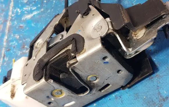 Volkswagen Fox Front door lock