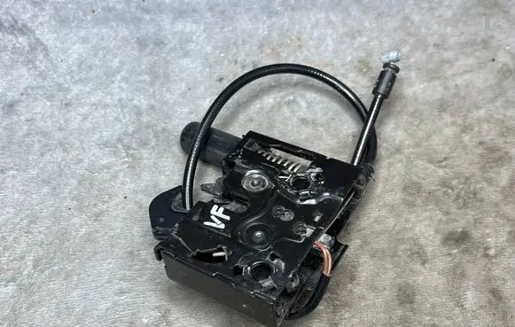 Skoda Fabia Mk2 (5J) Rear glass lock/latch 3V0823509B