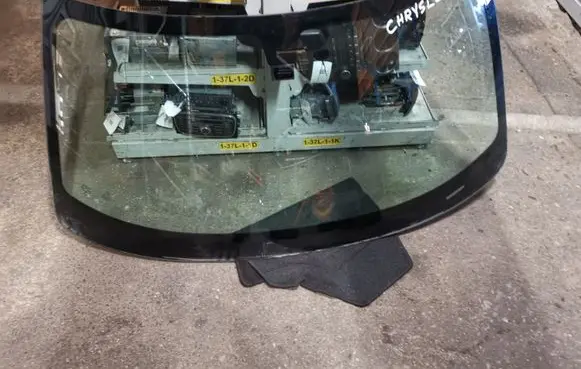 Chrysler 300 - 300C Front windscreen/windshield window 