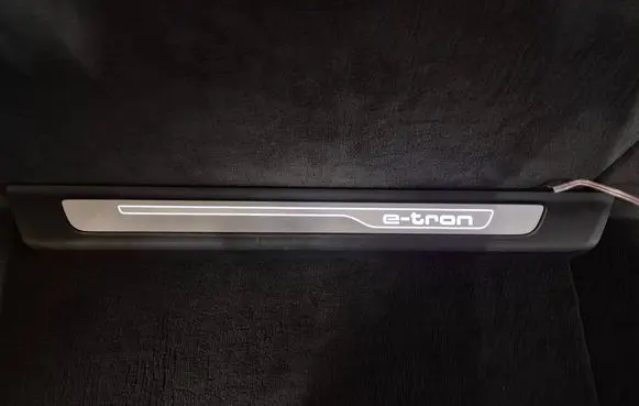 Audi Q7 4M Front sill trim cover 4M0947405A