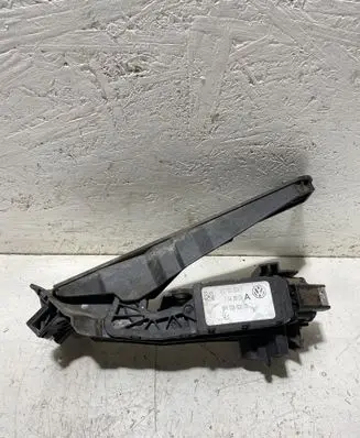 Accelerator throttle pedal