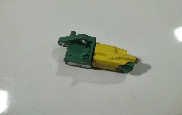 Volkswagen PASSAT B6 Airbag deployment crash/impact sensor TS6