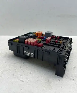 Volkswagen Touran I Fuse module 013949631C 01394932 0423203334