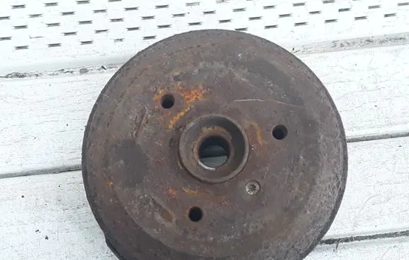 Rear wheel hub