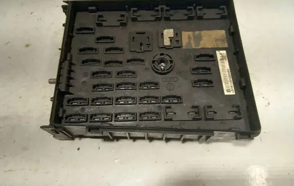Volkswagen PASSAT B6 Fuse box set 3C0937125 63592777