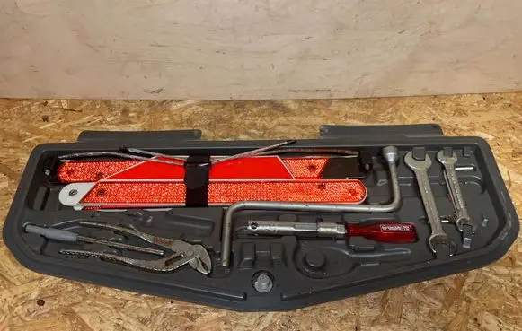 BMW 8 E31 Tool box 