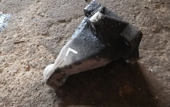 Engine mounting bracket