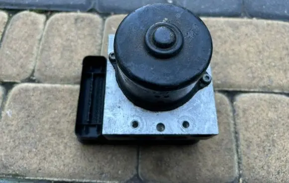 Ford Focus C-MAX ABS Pump 2m512m110ee