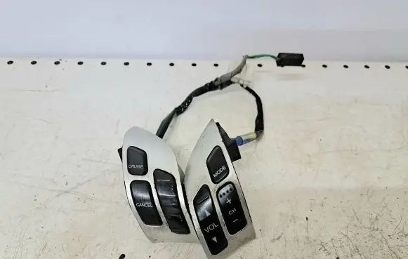 Steering wheel buttons/switches