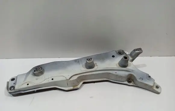 Volvo XC90 Fender mounting bracket 