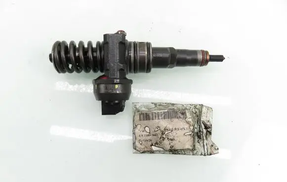 Volkswagen Golf V Fuel injector 0414720215 038130073AG