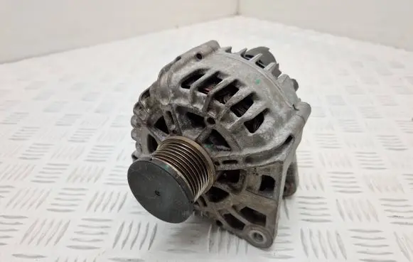 Renault Captur Generator/alternator 231007842R 2612719B 2116063700