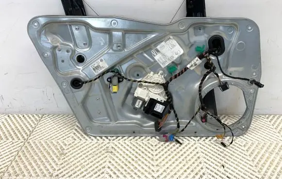 Volkswagen Tiguan Front door window regulator with motor