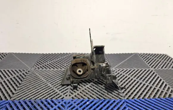 Toyota Yaris Engine mount bracket