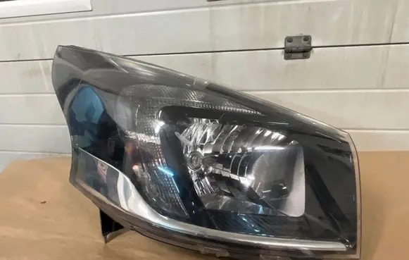 Opel Vivaro Headlight/headlamp 93867953