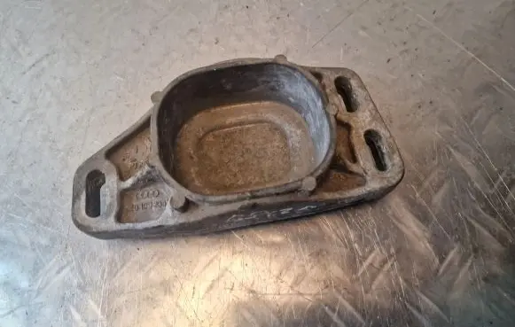 Audi A4 S4 B6 8E 8H Engine mounting bracket 8E0199335M