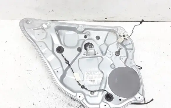Rear door manual window regulator