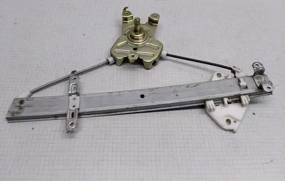 Rear door manual window regulator