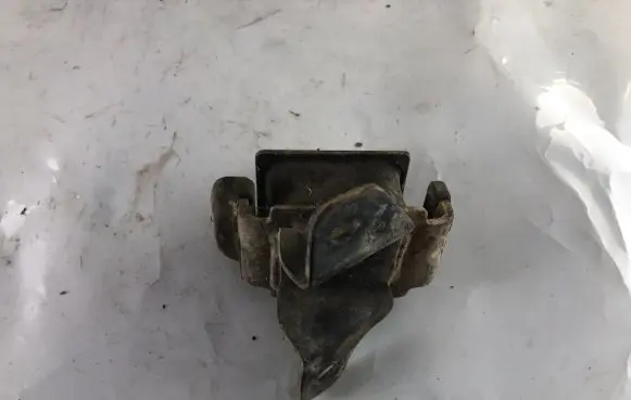 KIA Sorento Engine mount bracket