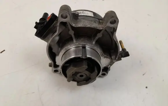 Opel Combo D Vacuum pump 55221325