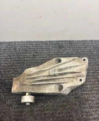 Engine mounting bracket