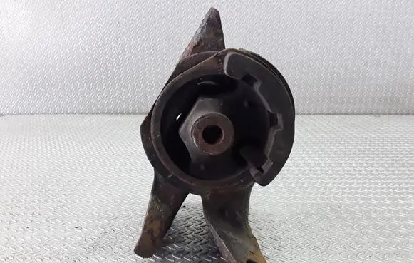 Mazda 6 Engine mount bracket