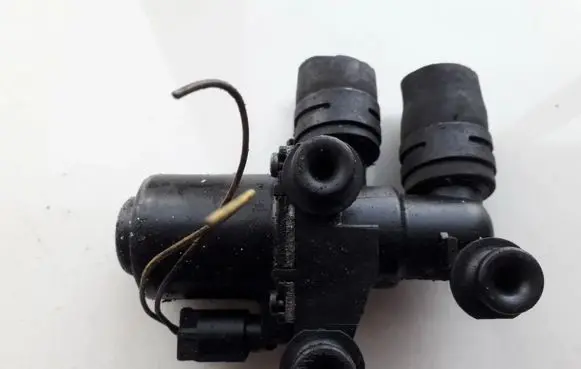 BMW 5 E60 E61 Coolant heater control valve 6411692022602 1147412174