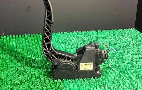 Mercedes-Benz Sprinter W906 Accelerator throttle pedal A9013000404 082316903 0281002335