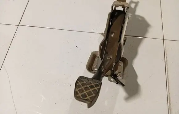 Volkswagen PASSAT B6 Clutch pedal 1K1721057AD