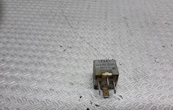 Volkswagen PASSAT B5 Other relay 443951253K