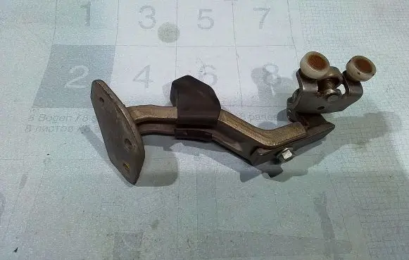 Iveco Daily 6th gen Sliding door upper roller guide/hinge 56087