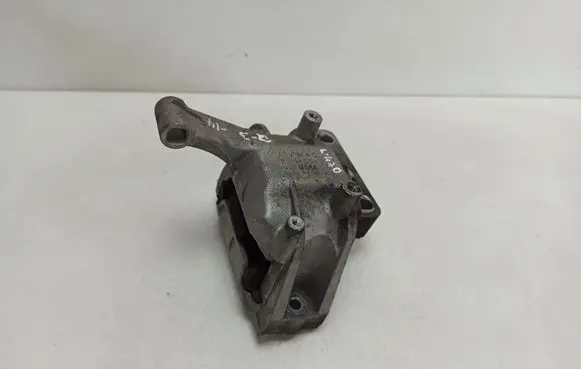 Audi Q3 8U Engine mount bracket 5N0199262F