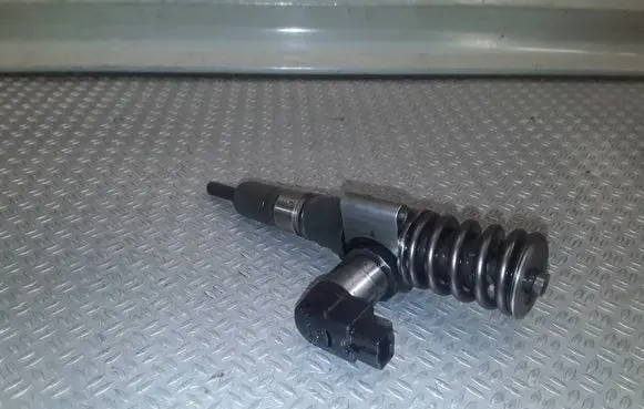 Volkswagen PASSAT B6 Fuel injector 03G130073S