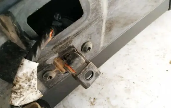 Skoda Octavia Mk2 (1Z) Rear door check strap stopper